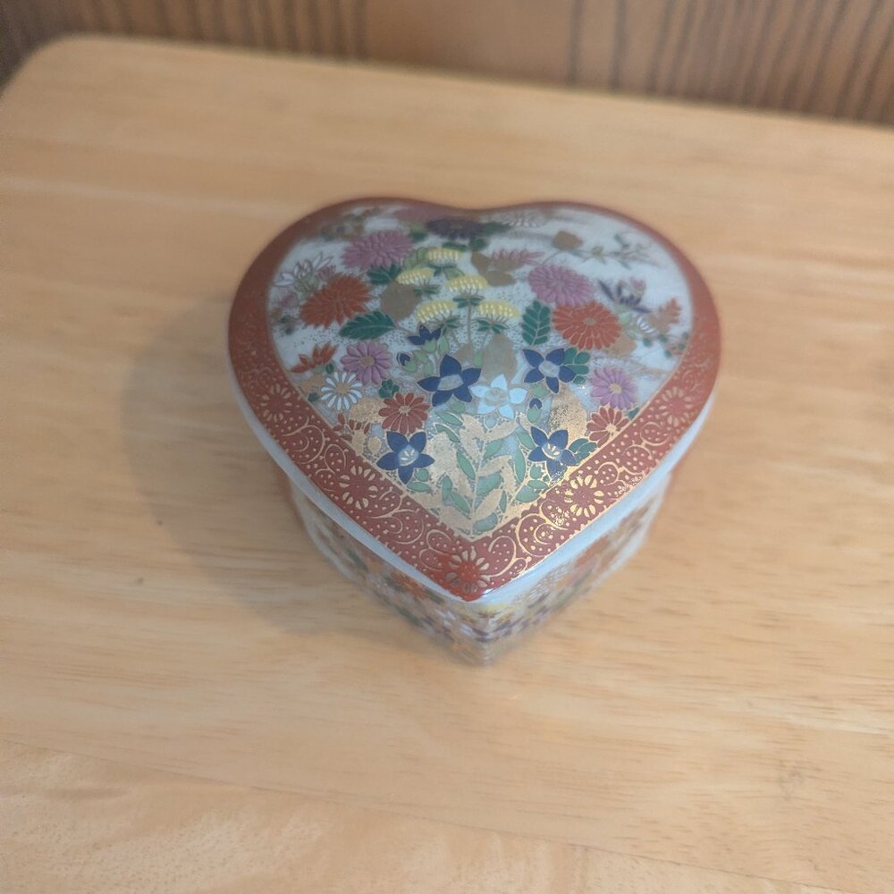 VTG Heart Shaped Floral Lidded Trinket Dish/Ring Box Porcelain‎ Satsuma Japan